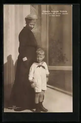 AK Kaiserin Auguste Victoria von Preussen im schwarzen Kleid mit dem Sohn des Prinzen Joachim in Haus Doorn