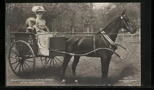 AK Kronprinzessin Cecilie gemeinsam mit Prinz Wilhelm auf der Spazierfahrt in einer Kutsche