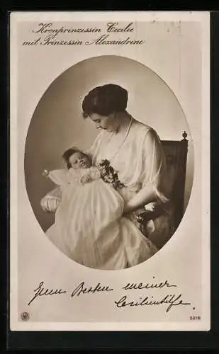 Foto-AK Kronprinzessin Cecilie und Prinzessin Alexandrine auf dem Arm