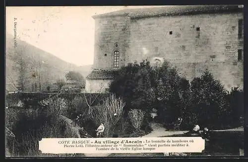 AK Ascain, la tonnelle de bambous à côté de la vieille église basque