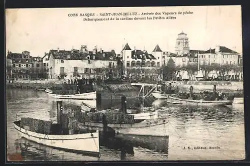 AK Saint-Jean-de-Luz, Arrivée des Vapeurs de peche, Debarquement de la sardine devant les Petites Allées