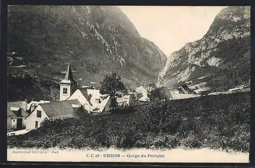 AK Urdos, Gorge du Portalet, Dorfansicht mit Kirche und Bergen