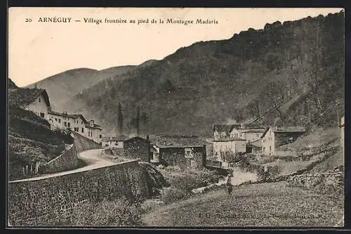 AK Arnéguy, Village frontière au pied de la Montagne Madaria