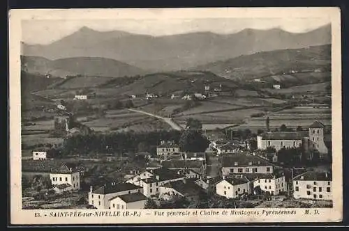 AK Saint-Pée-sur-Nivelle, Vue générale et Chaine de Montagnes Pyrénées