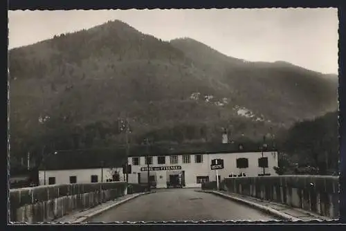 AK Izeste /B.-P., L`Hotel des Pyrennées, vue prise du pont de Louire