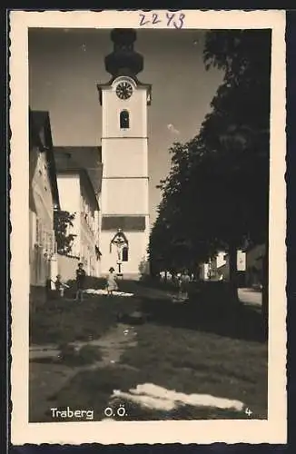 AK Traberg /O. Ö., Kirche mit Strassenpartie