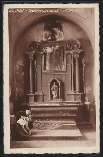 AK Obertrum am See, Frau im Gebet am Seitenaltar der Pfarrkirche nach dem Brand 1917