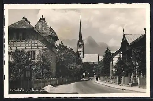 AK Bischofshofen, Strassenpartie mit Kirche, Blick g. d. Tennengebirge