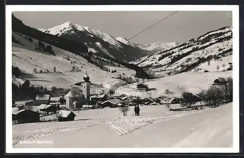 AK Saalbach, Ortspartie mit Kirche im Schnee