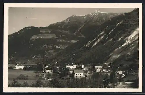 AK Ried /Tirol, Ortsansicht mit Strasse und Bergpanorama