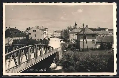 AK Altheim /Ob. Ö., Strassenpartie mit Brücke