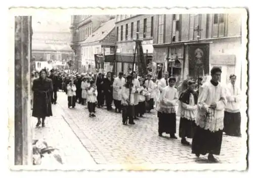 Fotografie unbekannter Fotograf, Ansicht Wien, Ortliebgasse 16, Prozessionszug, Laden Anton Beran Rollbalken