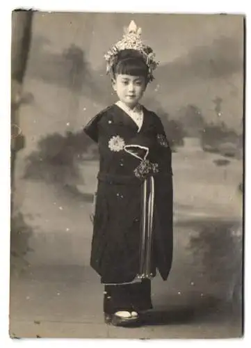 Fotografie asiatische Volkstypen, kleines asiatisches Mädchen in tradioneller Bekleidung