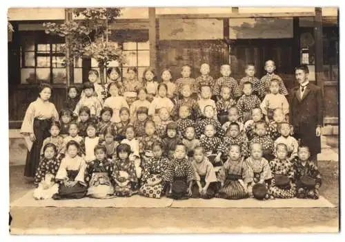 Fotografie asiatische Volkstypen, Lehrer und Schulkinder beim Klassenfoto