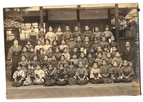 Fotografie asiatische Volkstypen, Schulkinder & Lehrer beim Klassenfoto