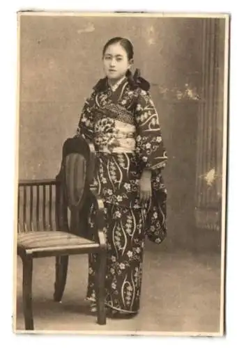 Fotografie asiatisches Mädchen im Kimono beim Fotograf