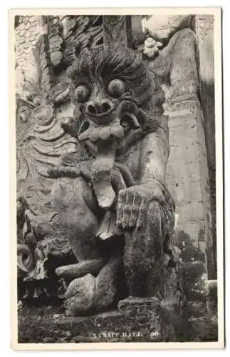 Fotografie unbekannter Fotograf, Ansicht Sansit / Bali, Tempel-Statue