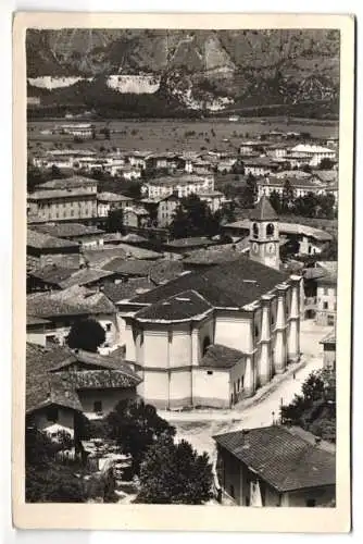 Fotografie unbekannter Fotograf, Ansicht Mezzolombardo, Ortsansicht mit Pfarrkirche