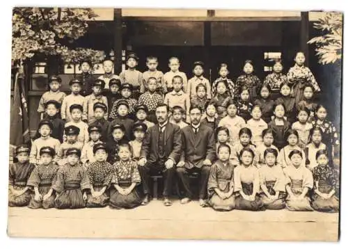 Fotografie asiatische Volkstypen, Lehrer mit Schulkindern beim Klassenfoto