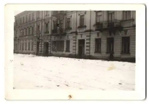 Fotografie unbekannter Fotograf, Ansicht Vilnius, Strassenansicht mit Wohnhäusern im Winter 1943