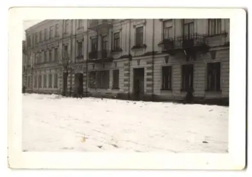 Fotografie unbekannter Fotograf, Ansicht Vilnius, Strassenansicht mit Wohnhäusern im Winter 1943