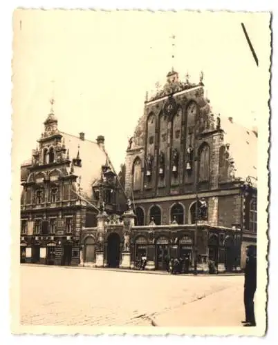 Fotografie unbekannter Fotograf, Ansicht Reval - Tallinn / Estland, Gebäudeansicht mit Laden von H. P. Schwabe