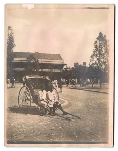 Fotografie unbekannter Fotograf, Ansicht Durban / Südafrika, Burschen mit Rikscha warten auf Kundschaft