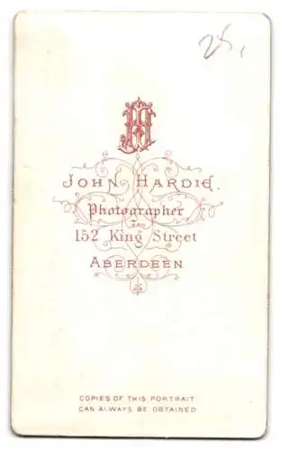 Fotografie J. Hardie, Aberdeen, King Street 152, Eleganter Herr an einen Stuhl gelehnt