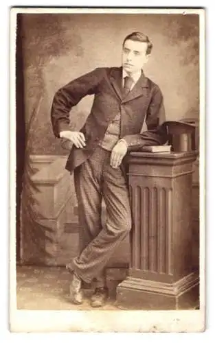 Fotografie Frederick Cole, London, Euston Road 380, Eleganter Herr in nachdenklicher Pose