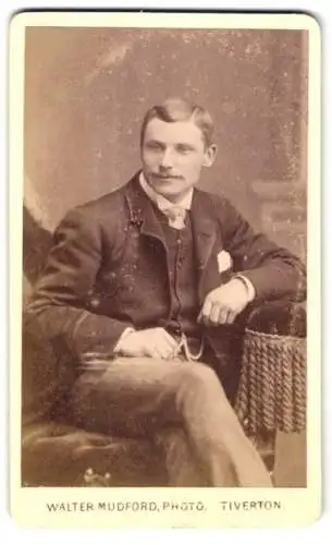 Fotografie Walter Mudford, Tiverton, Fore Street, Portrait eines eleganten Herren