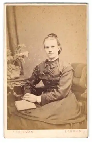 Fotografie Thomas Coleman, London, Brunswick Place 19, Portrait einer sitzenden Frau mit Buch