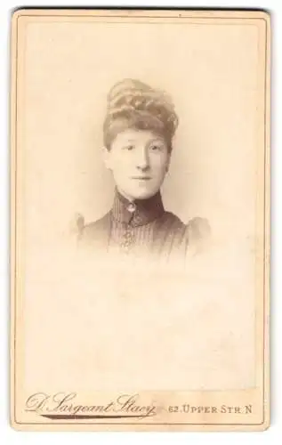 Fotografie D. Sargeant Stacy, London, Upper Street 62, Porträt einer Dame mit hohem Kragen