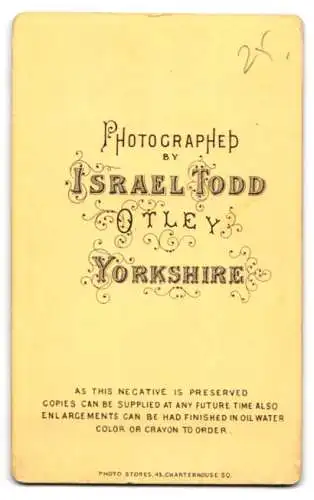 Fotografie Israel Todd, Otley / Yorkshire, sitzendes Kind mit Stock