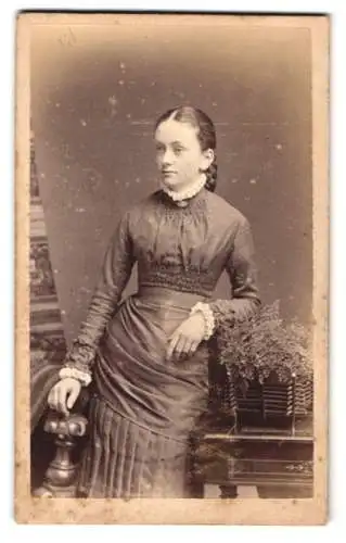 Fotografie Edward Shayler, Redcar, Bath Street 10, Junge Frau neben einem Blumenkorb