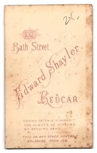 Fotografie Edward Shayler, Redcar, Bath Street 10, Junge Frau neben einem Blumenkorb