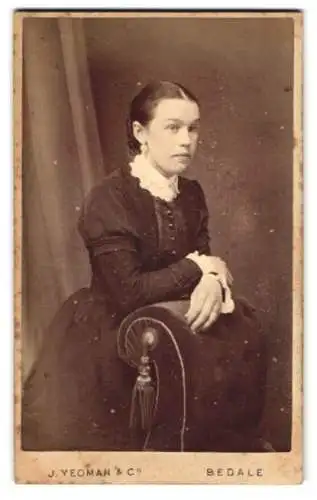 Fotografie J. Yeoman & Co., Bedale, South End, Sitzende Frau in dunklem Kleid