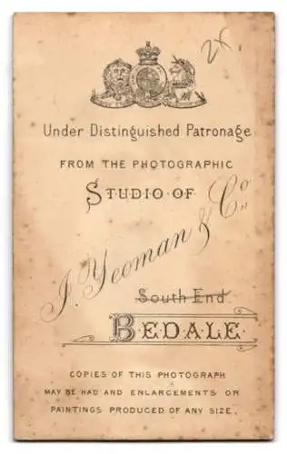 Fotografie J. Yeoman & Co., Bedale, South End, Sitzende Frau in dunklem Kleid