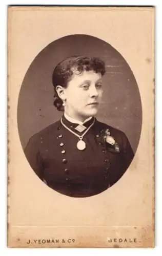 Fotografie J. Yeoman & Co., Bedale, South End, Porträt einer Dame mit Medaillon