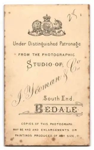 Fotografie J. Yeoman & Co., Bedale, South End, Porträt einer Dame mit Medaillon