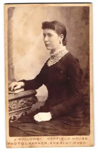 Fotografie J. Holloway, London, Garfield House Anerley Road, Portrait einer sitzenden Frau in dunklem Kleid