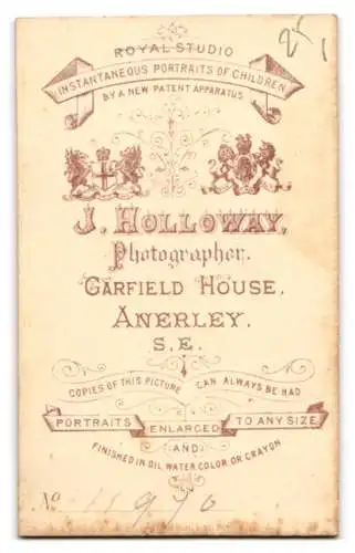 Fotografie J. Holloway, London, Garfield House Anerley Road, Portrait einer sitzenden Frau in dunklem Kleid