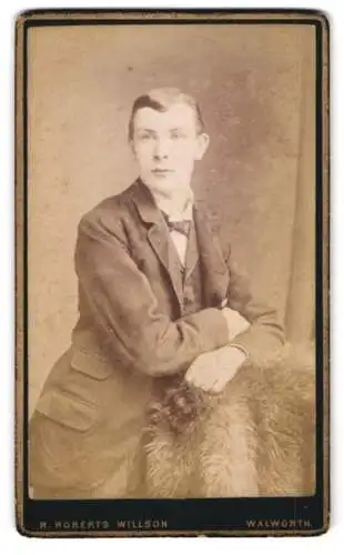 Fotografie R. Roberts Willson, Walworth, Hanover Studio Walworth Road 116, Porträt eines jungen Mannes