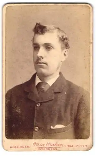 Fotografie J. Mac Mahon, Aberdeen, 9 Union Row, Porträt eines jungen Mannes mit Schnurrbart