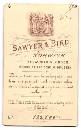 Fotografie Sawyer & Bird, Norwich, Junger Mann mit verschränkten Armen