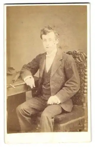 Fotografie Frederick Cole, London, 380 Euston Road, Porträt eines jungen Mannes in Anzug