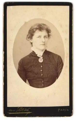 Fotografie van Bosch, Paris, Boulevard des Capucines 35, Porträt einer Frau in elegantem Kleid