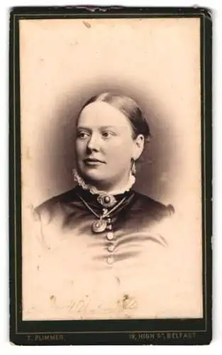 Fotografie T. Plimmer, Belfast, High Street 19, Porträt einer Frau mit Ohrringen und Halskette