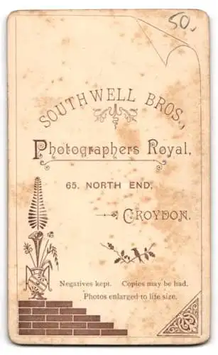 Fotografie Southwell Bros., Croydon, North End 65, Porträt einer elegant gekleideten Dame