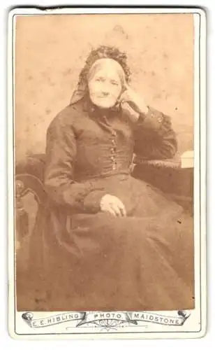 Fotografie E.E. Hibling, Maidstone, Week St 125, Portrait einer älteren Dame