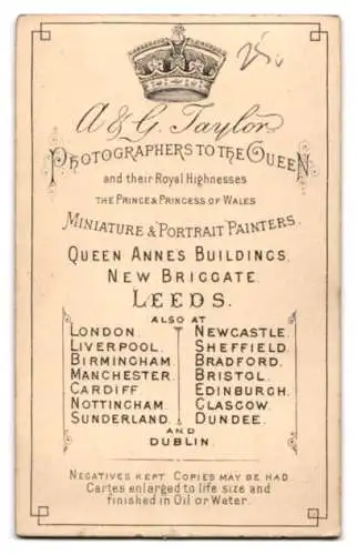 Fotografie A. & G. Taylor, Leeds, New Briggate, Porträt eines ernsthaften Herrn